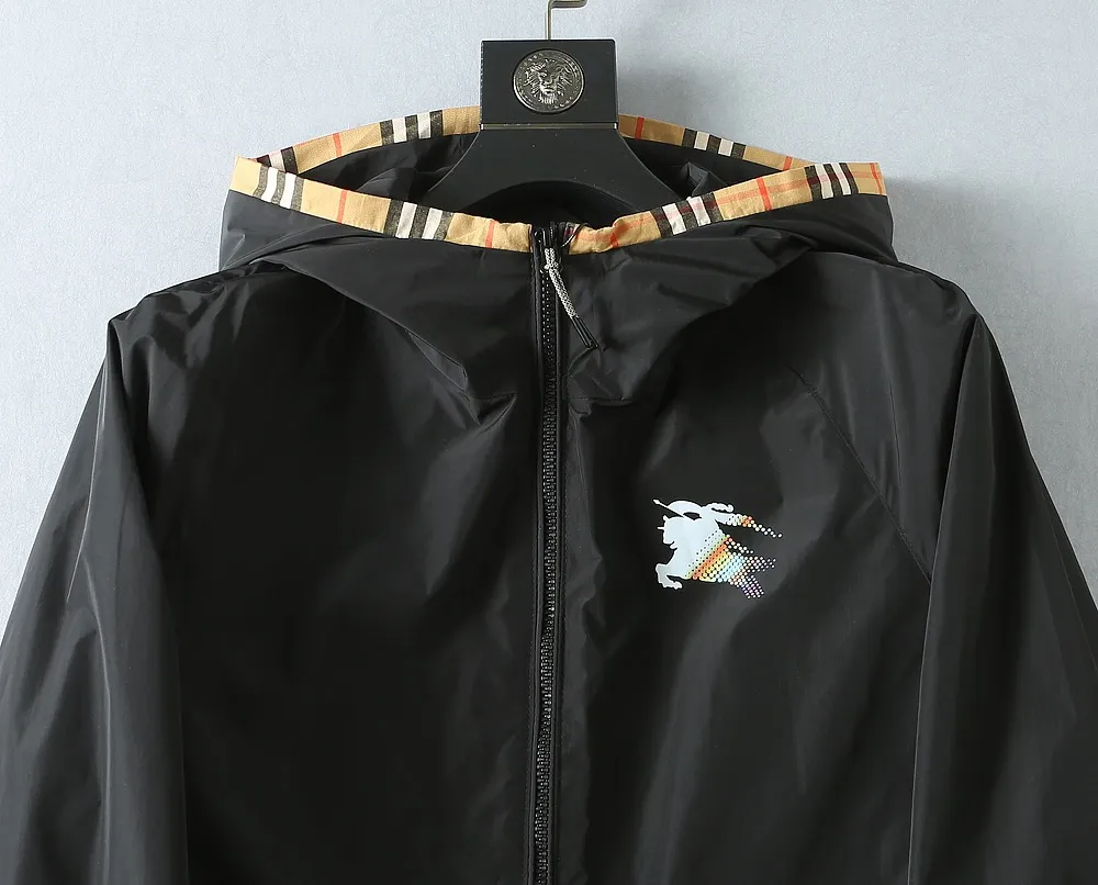 Burberry 2026 early autumn New Arrival men's jacket, Original three-label premium version! 🔥Customized counter fabric Breathable has high comfort, impeccable details, brand element design concept, and professional purchase level to reflect high quality. It feels delicate and soft! It presents a casual cut and the upper body shape is great! Sizes: M～XXXL